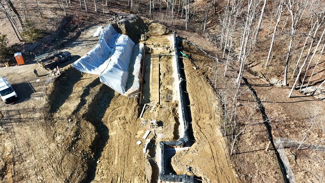 Poured concrete retaining wall formwork and steel placement